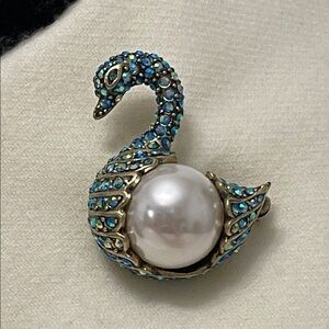 Heidi Daus “Feathers Collectors Edition” Vintage Swan Brooch